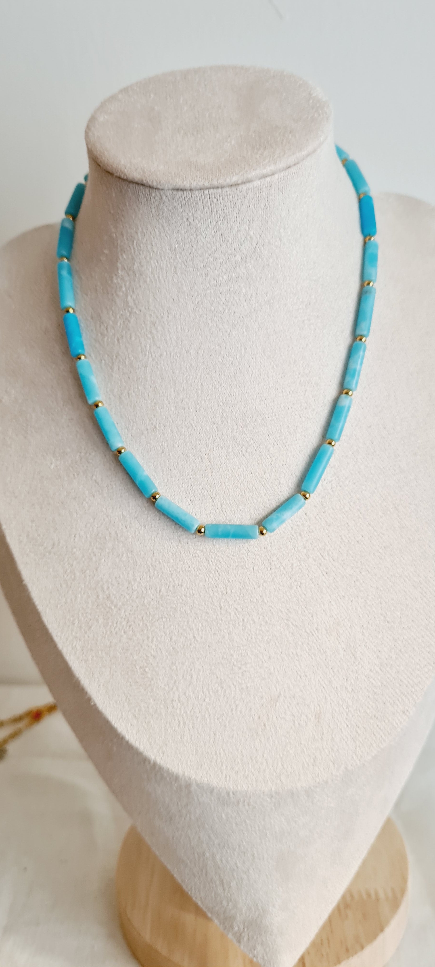 Collier Elsa – Howlite Teintée & Acier Inoxydable, Lithothérapie