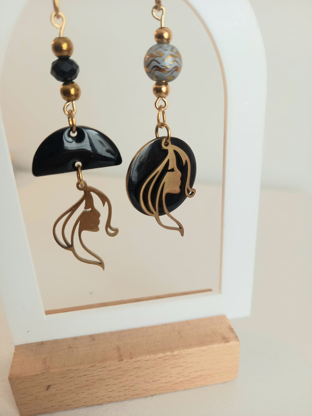 Boucles d'oreilles noir et doré - Breloques acier inoxydable émail