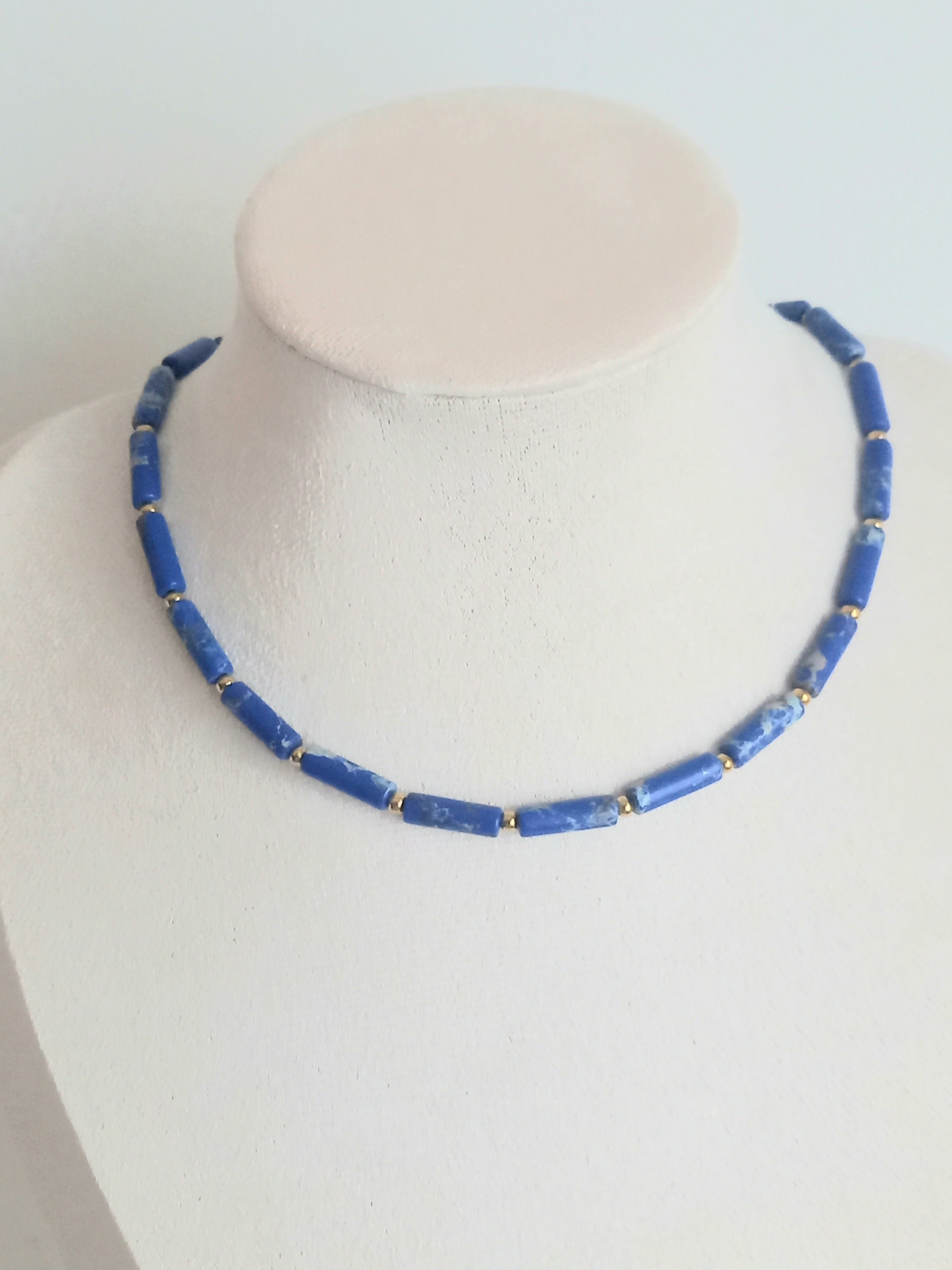 Détail perles lapis lazuli naturelles collier artisanal bijoux lithothérapie bleu