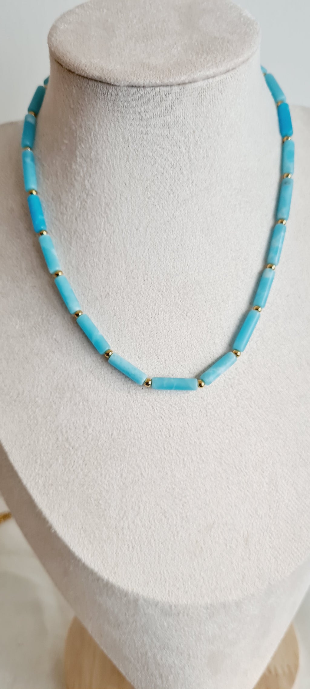 Collier Elsa – Howlite Teintée & Acier Inoxydable, Lithothérapie
