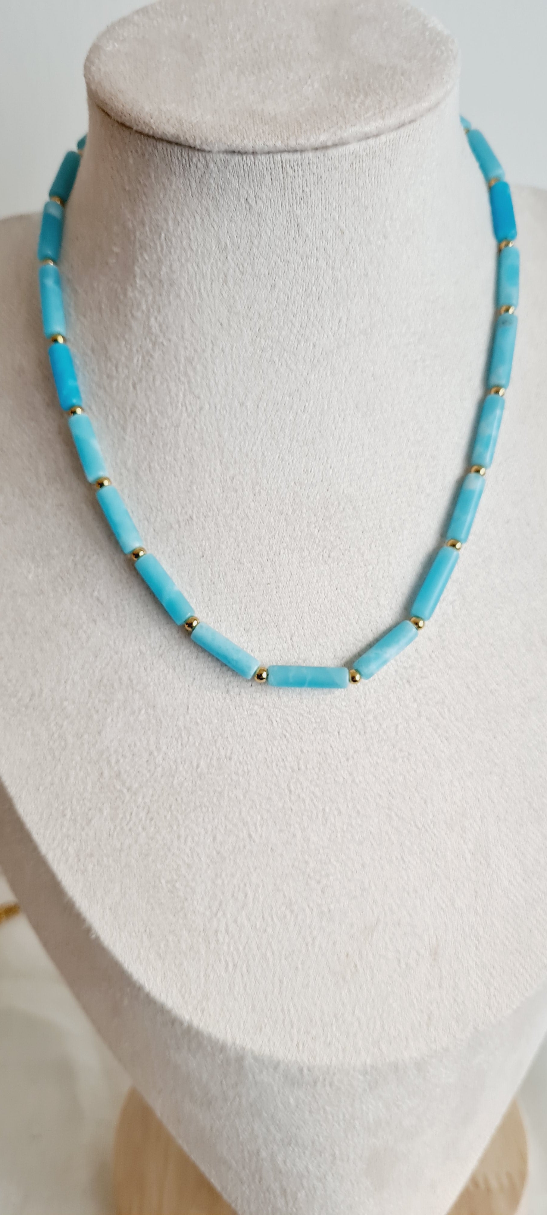Collier Elsa – Howlite Teintée & Acier Inoxydable, Lithothérapie