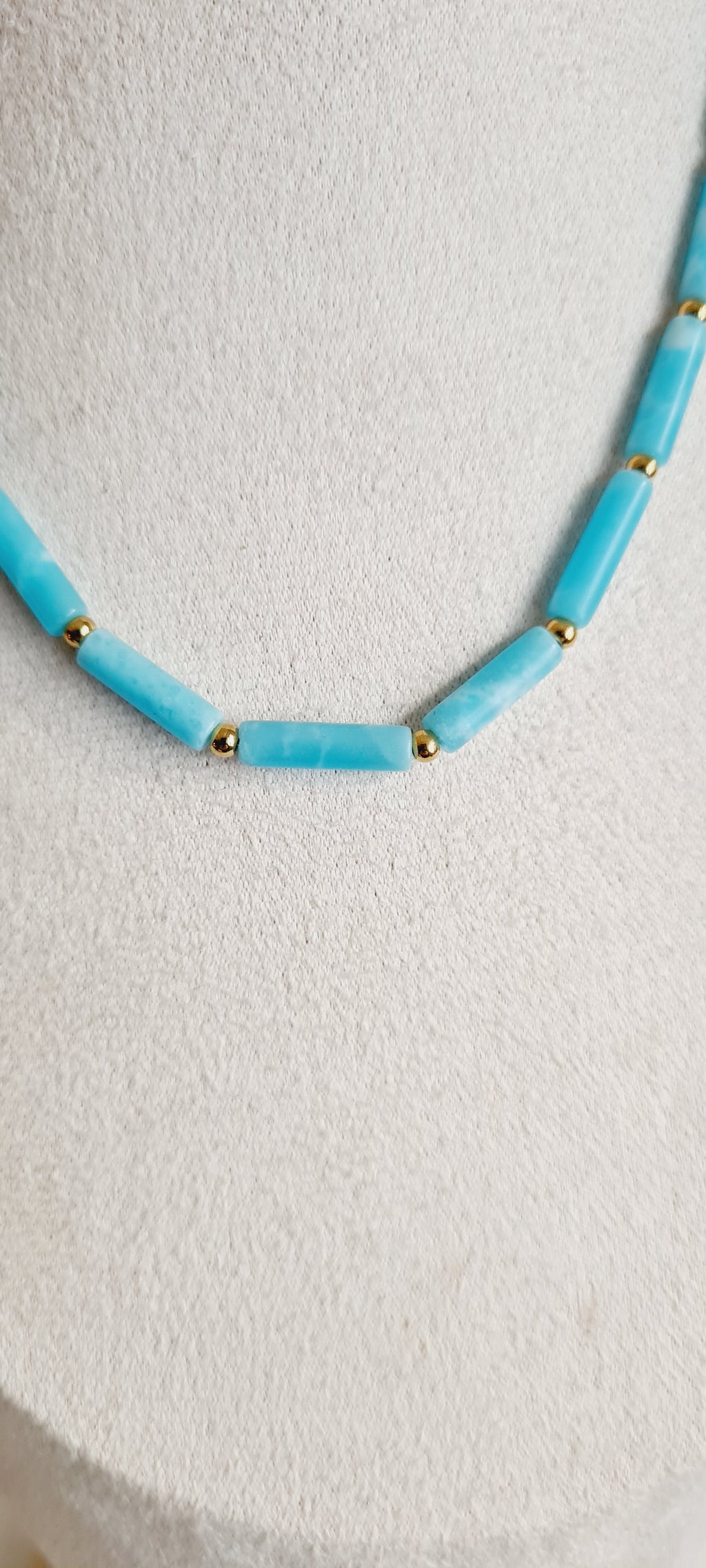 Collier Elsa – Howlite Teintée & Acier Inoxydable, Lithothérapie