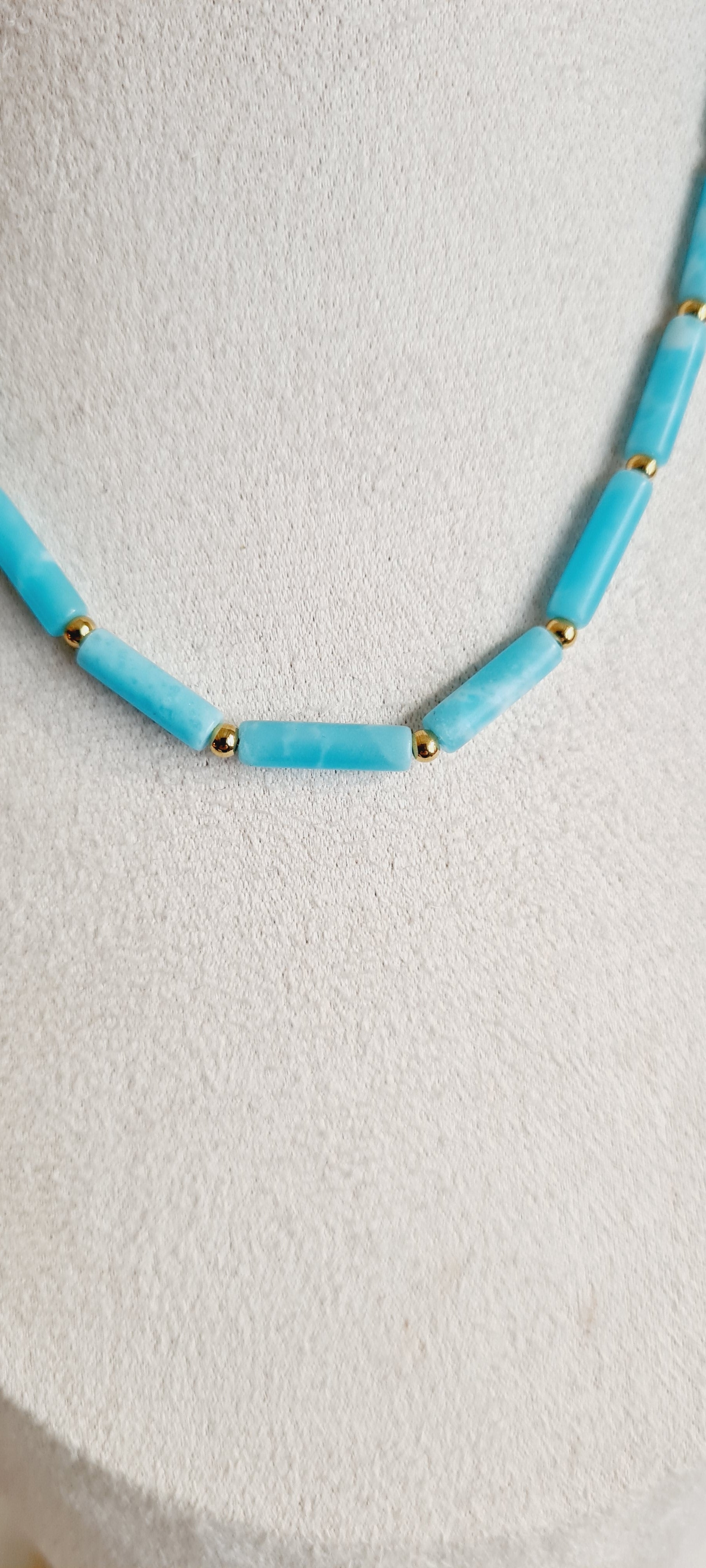 Collier Elsa – Howlite Teintée & Acier Inoxydable, Lithothérapie