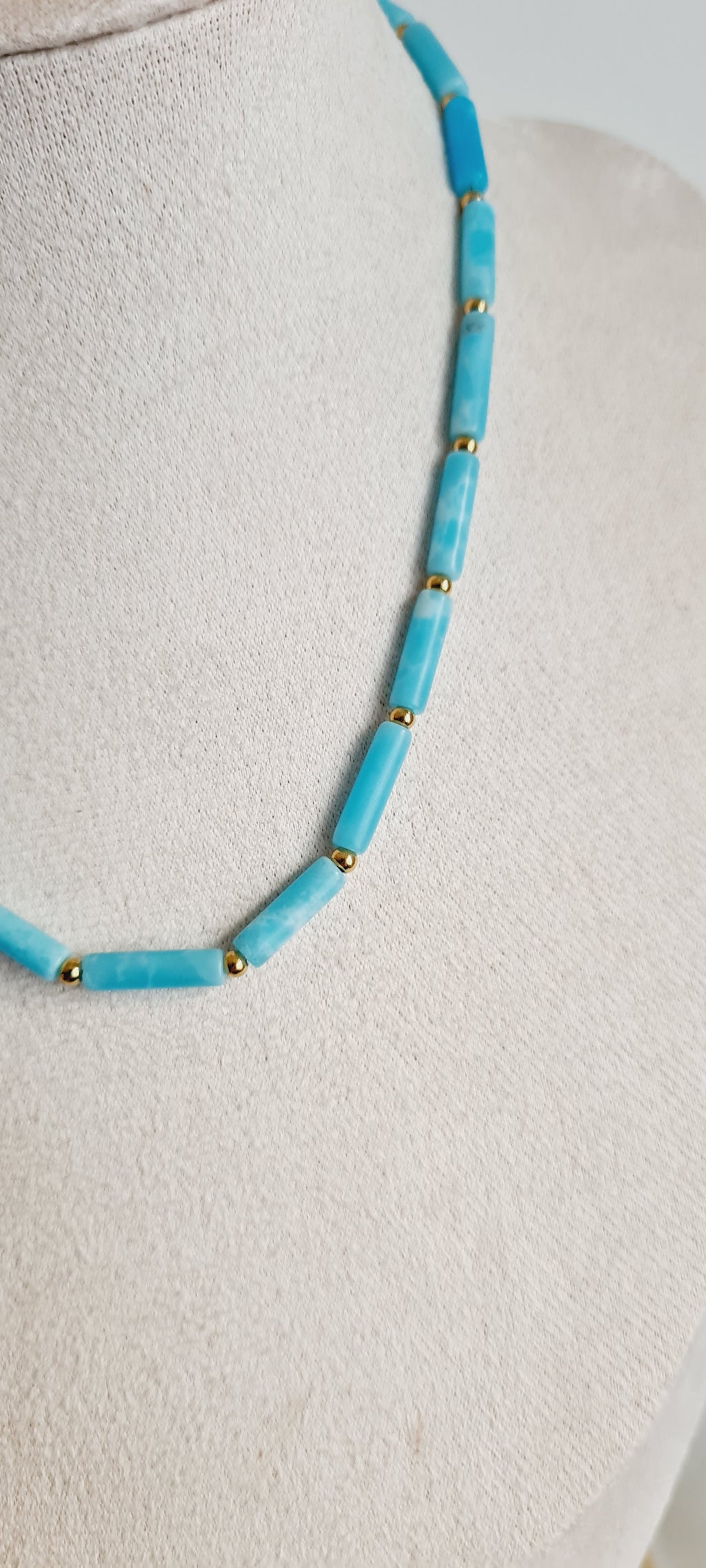 Collier Elsa – Howlite Teintée & Acier Inoxydable, Lithothérapie