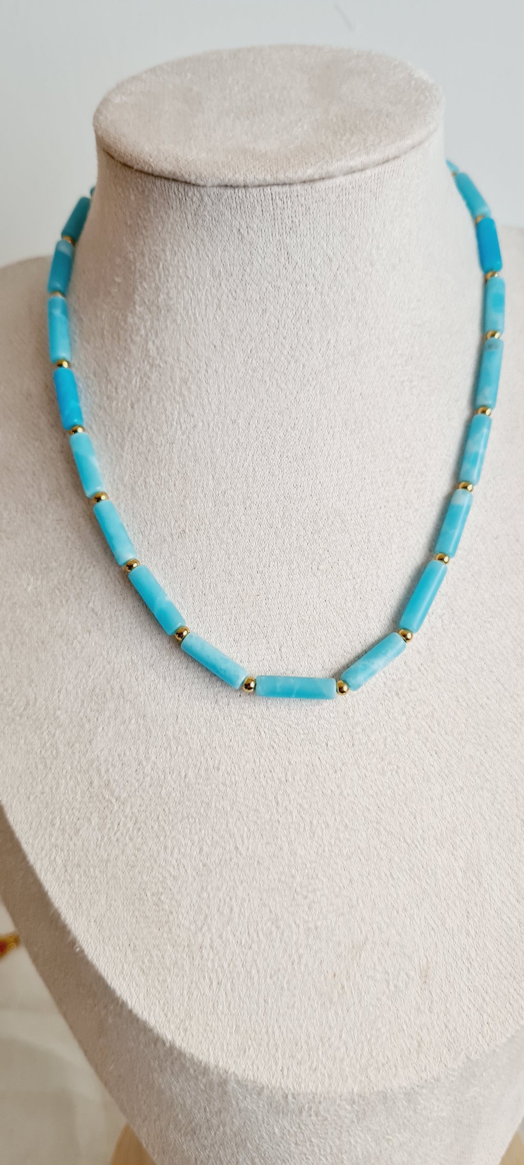 Collier Elsa – Howlite Teintée & Acier Inoxydable, Lithothérapie