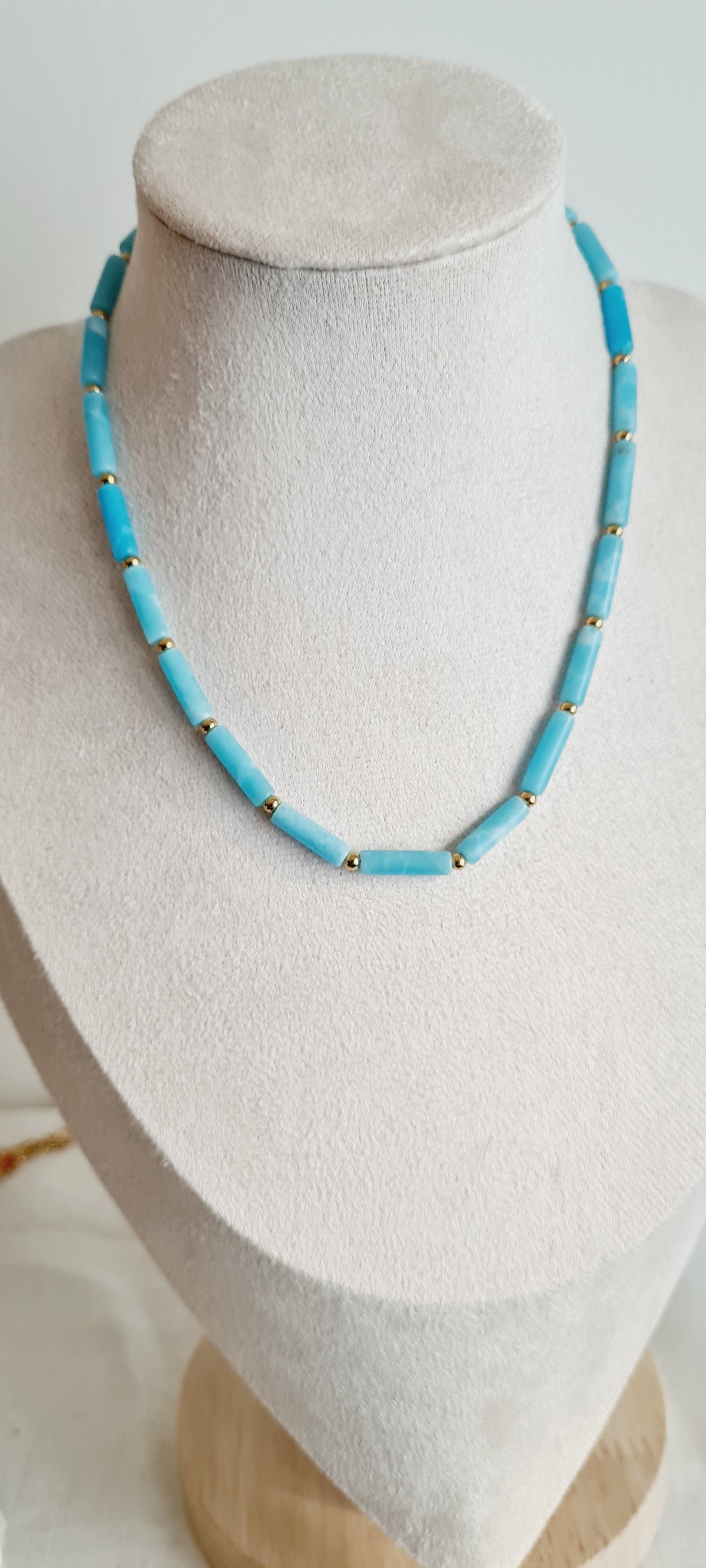 Collier Elsa – Howlite Teintée & Acier Inoxydable, Lithothérapie