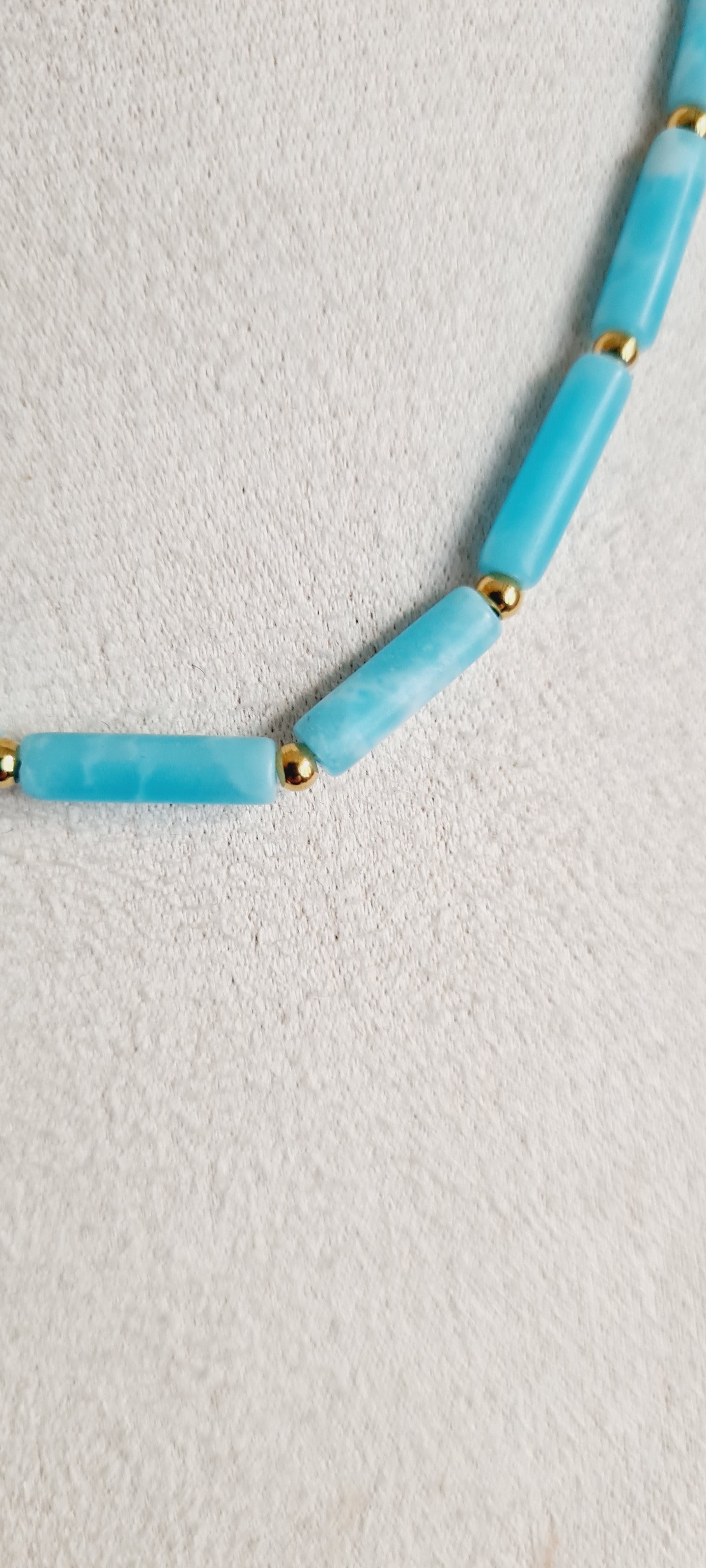 Collier Elsa – Howlite Teintée & Acier Inoxydable, Lithothérapie