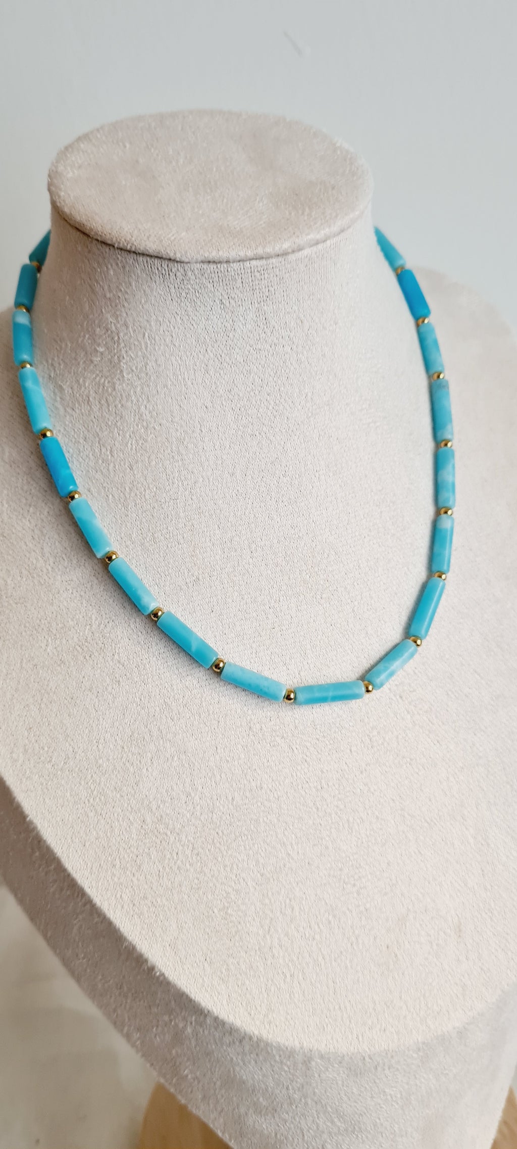Collier Elsa – Howlite Teintée & Acier Inoxydable, Lithothérapie