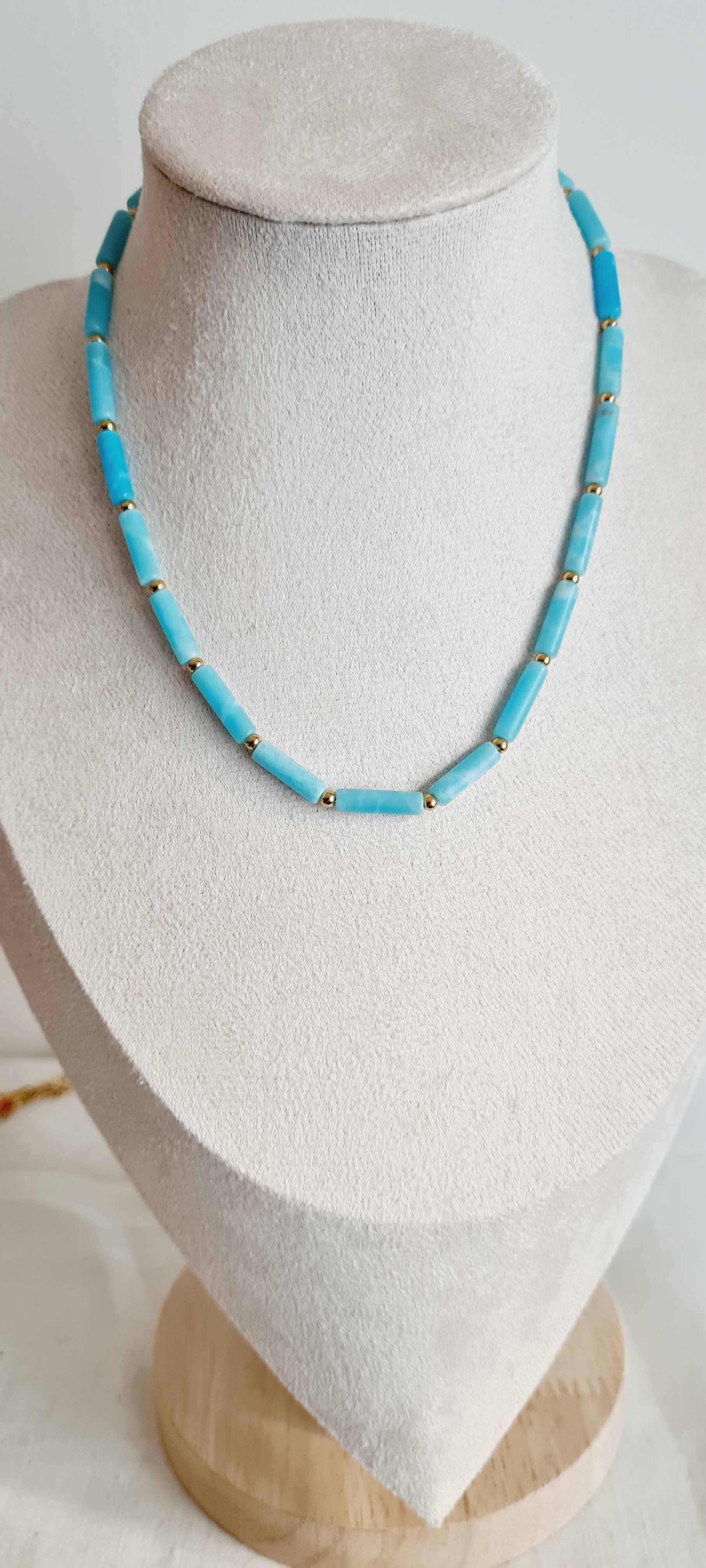 Collier Elsa – Howlite Teintée & Acier Inoxydable, Lithothérapie