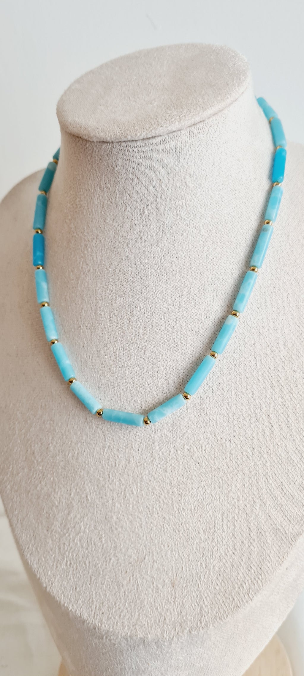 Collier Elsa – Howlite Teintée & Acier Inoxydable, Lithothérapie