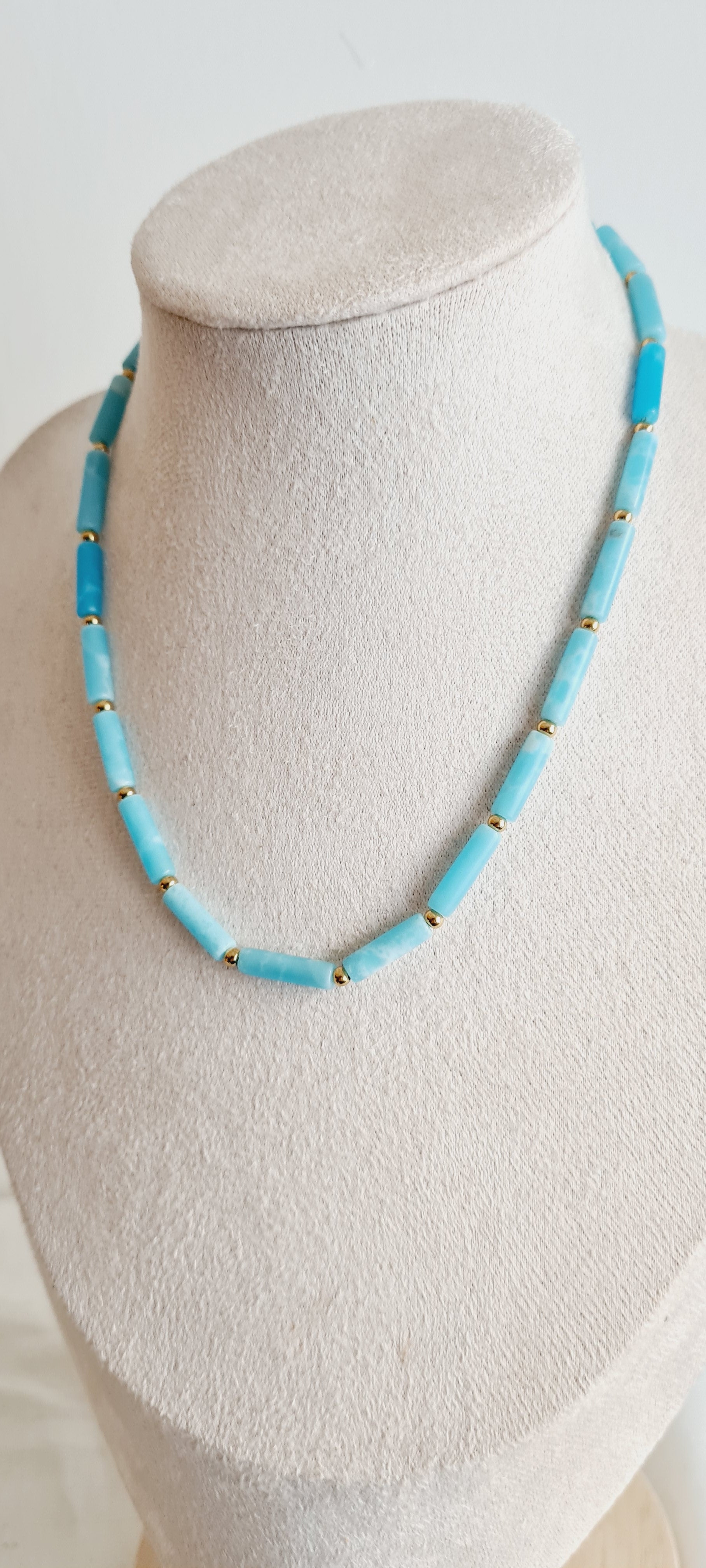 Collier Elsa – Howlite Teintée & Acier Inoxydable, Lithothérapie