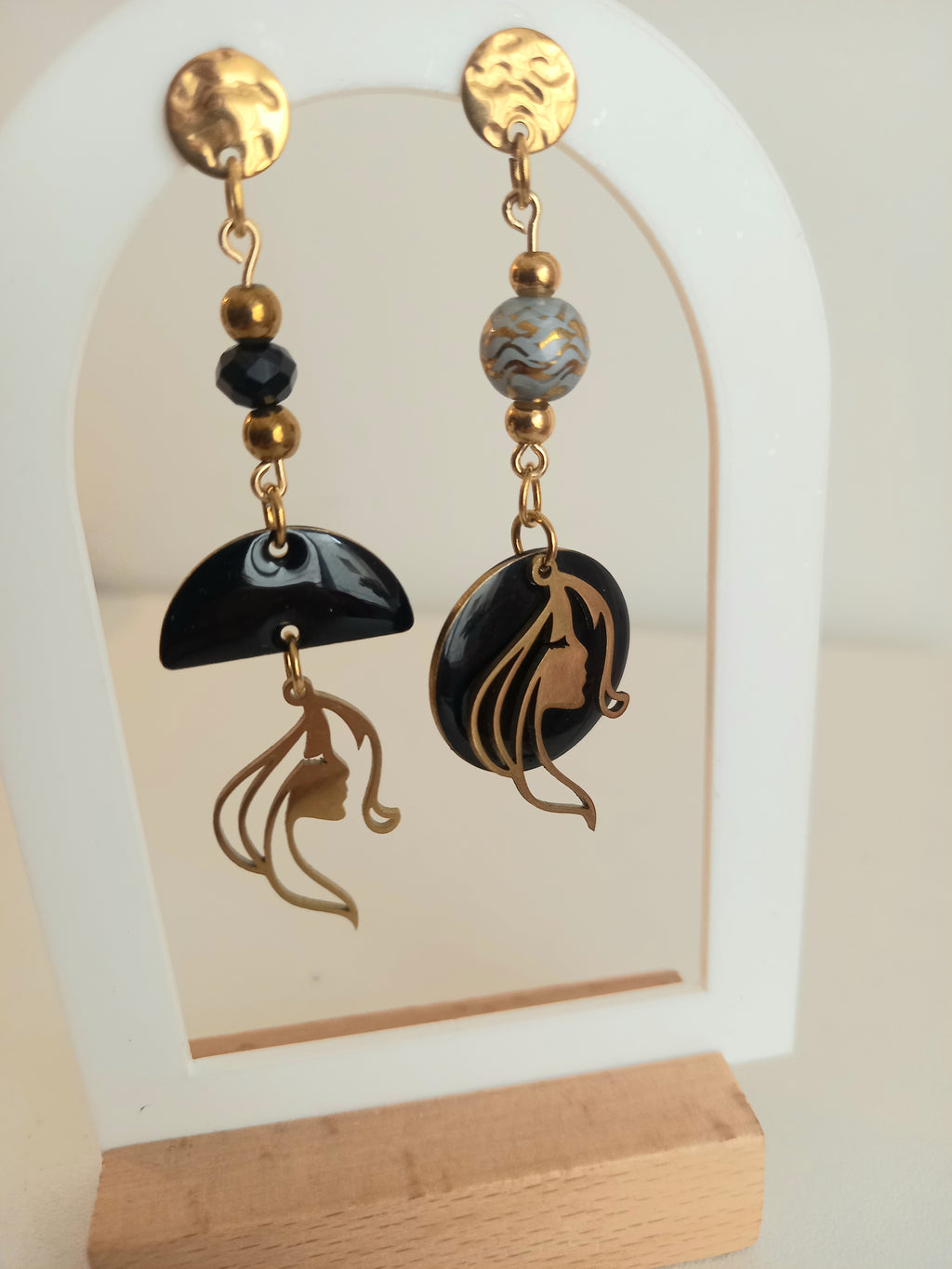 Boucles d'oreilles noir et doré - Breloques acier inoxydable émail