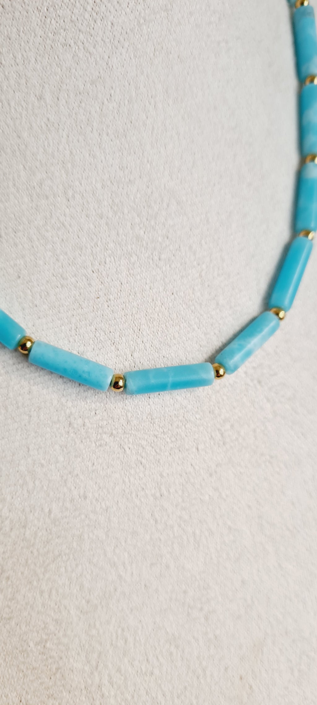 Collier Elsa – Howlite Teintée & Acier Inoxydable, Lithothérapie