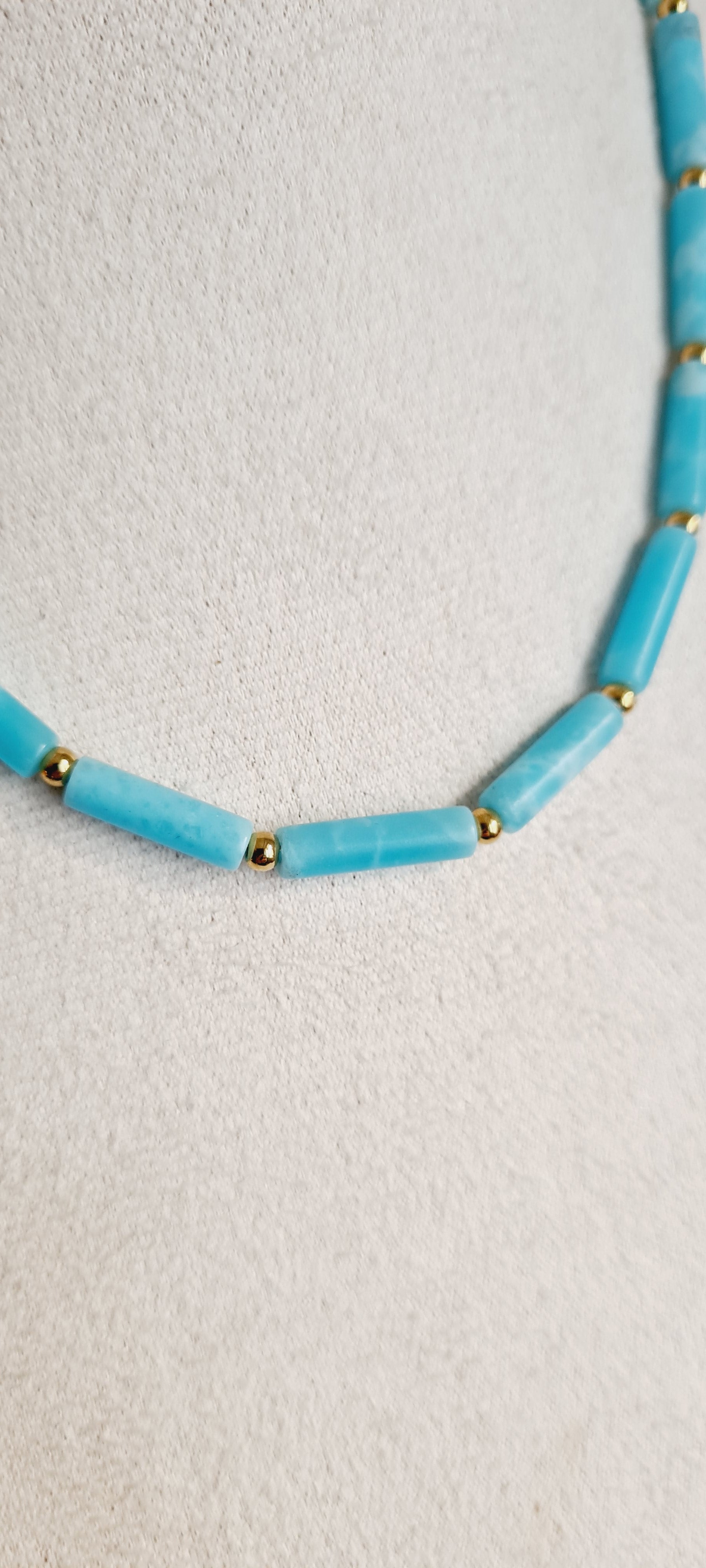 Collier Elsa – Howlite Teintée & Acier Inoxydable, Lithothérapie