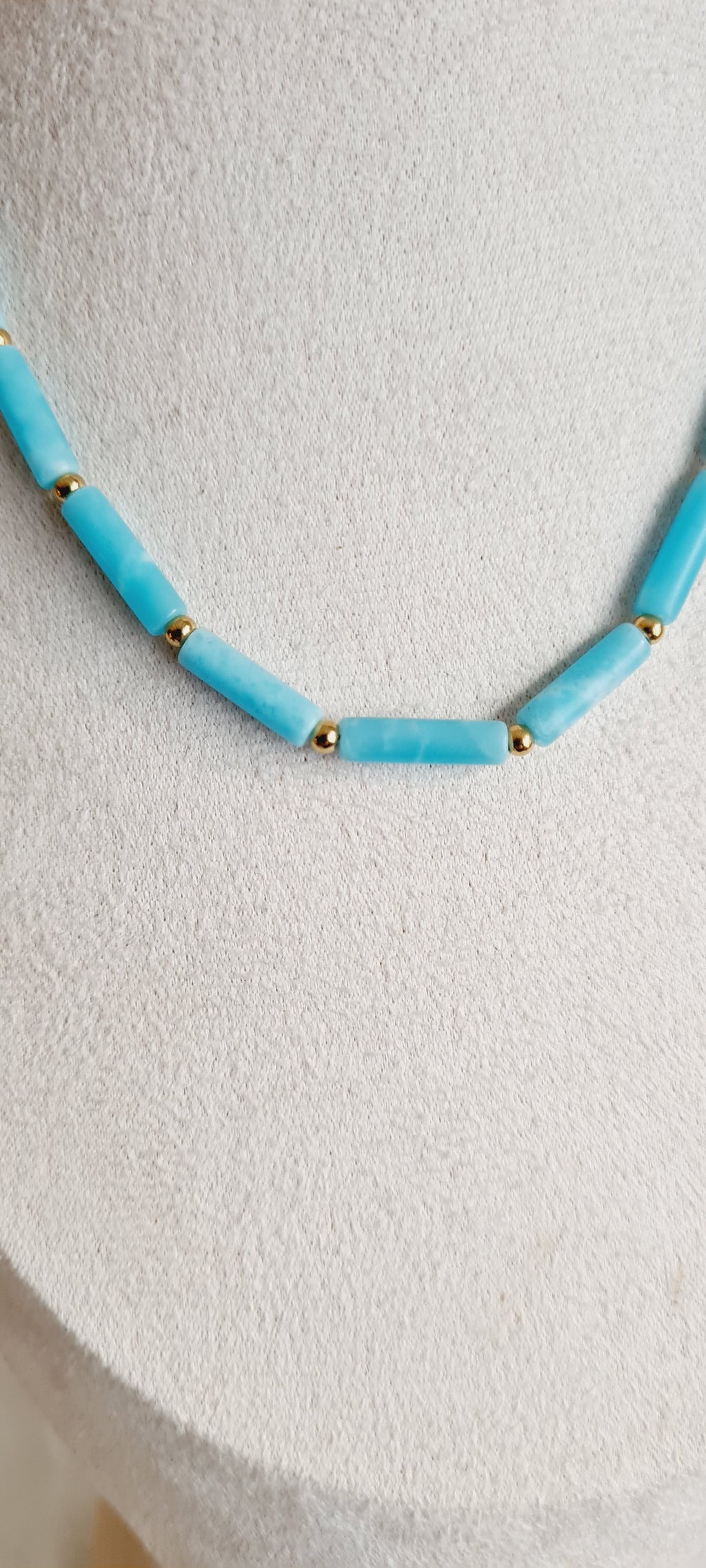 Collier Elsa – Howlite Teintée & Acier Inoxydable, Lithothérapie