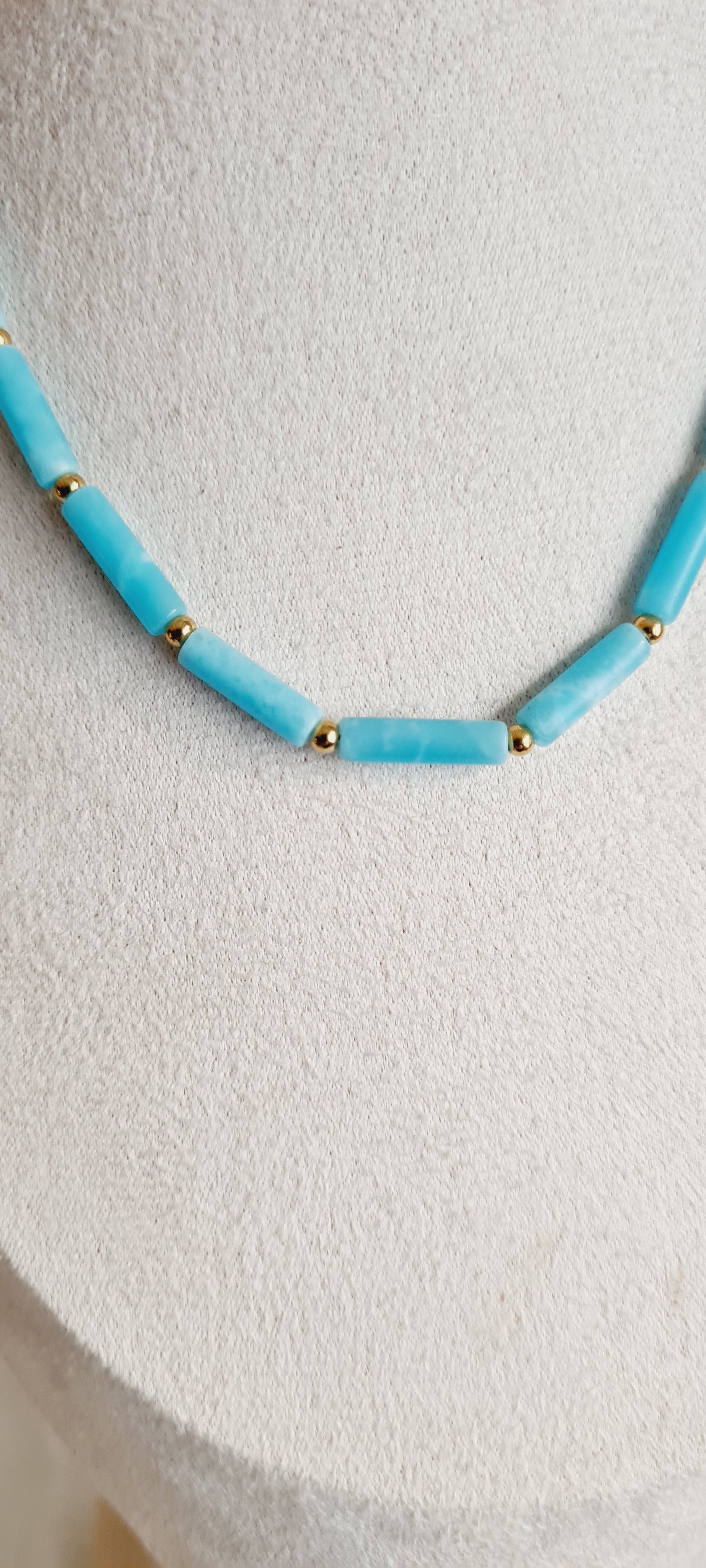 Collier Elsa – Howlite Teintée & Acier Inoxydable, Lithothérapie